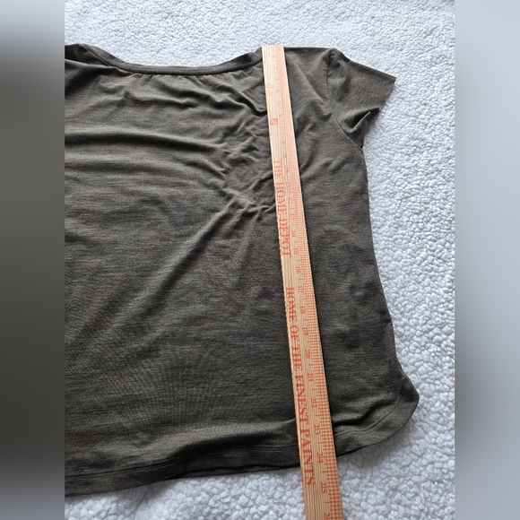 Vuori performance pocket tee in a dark heather green or olive Oversized - Picture 4 of 7